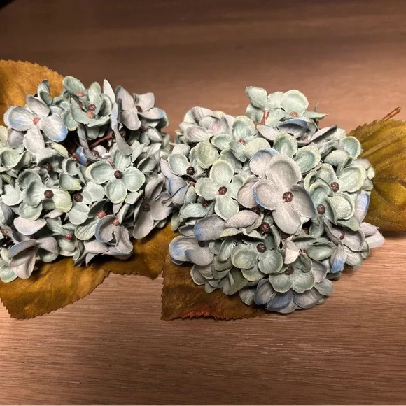 A Longaberger 2010 Oval Sage Green Color, with Teal color silk Hydranges. - Picture 7 of 16